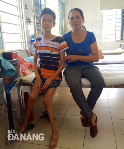 Đinh Văn Khôi và mẹ trong những ngày điều trị sỏi thận và lở loét ở Bệnh viện Đà Nẵng. 