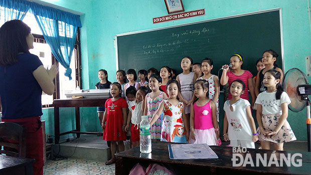 Các em nhỏ say sưa học thanh nhạc tại Nhà Thiếu nhi Đà Nẵng.