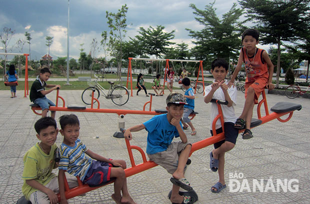 Trẻ em trên địa bàn xã Hòa Tiến có thêm điểm vui chơi tại Nhà văn hóa xã. Ảnh: H.N