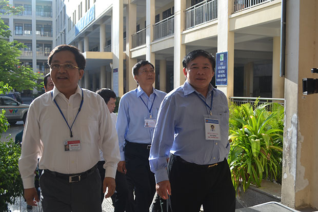 2.	Thứ trưởng Bùi Văn Ga kiểm tra công tác thi tại Trường THPT Trần Phú