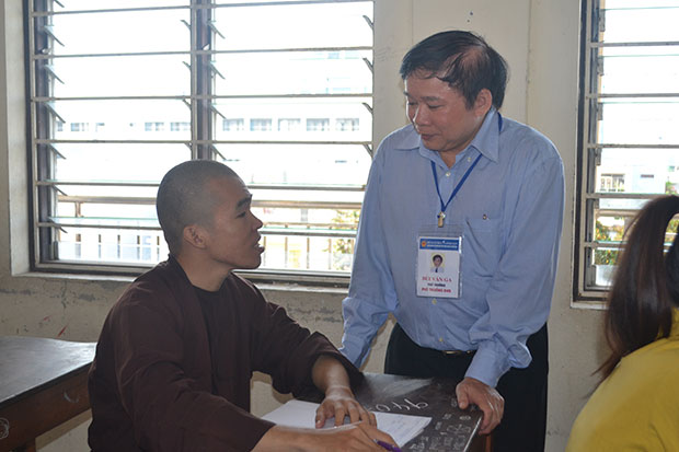 3.	Thứ trưởng Bùi Văn Ga hỏi thăm thí sinh thi tại Trường THPT Trần Phú