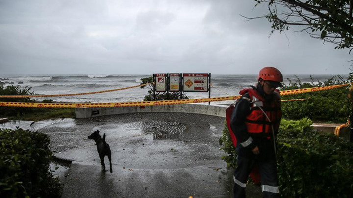 Để đảm bảo an toàn cho người dân, khu vực bờ biển nơi cơn bão đổ bộ đã bị lực lượng chức năng phong tỏa. (Ảnh: weather)