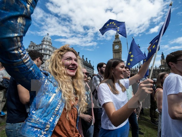 Những người biểu tình giương cao cờ của Liên minh châu Âu trong cuộc tuần hành tại London. (Nguồn: AFP/TTXVN)