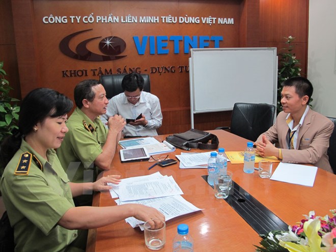 Đoàn liên ngành trong một lần kiểm tra tại Công ty cổ phần Liên Minh Tiêu dùng Việt Nam. (Nguồn: Đức Duy/Vietnam+)
