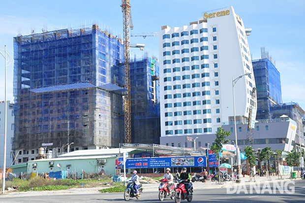 Dọc tuyến đường Võ Nguyên Giáp, hiện có hàng chục khách sạn trung, cao cấp đang được triển khai xây dựng.  							           Ảnh: THÀNH LÂN 