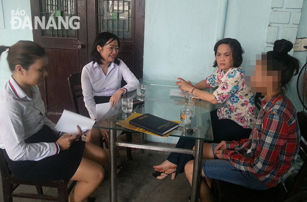 Cán bộ Trung tâm Công tác xã hội và nhà tài trợ thăm em Lê Quỳnh C. (bìa phải).