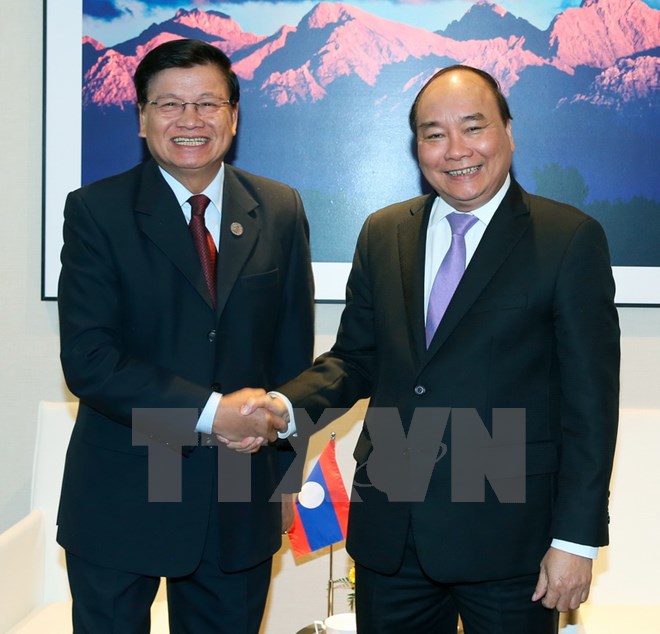 Thủ tướng Chính phủ Nguyễn Xuân Phúc gặp Thủ tướng Lào Thongloun Sisoulith. (Ảnh: Thống Nhất/TTXVN)