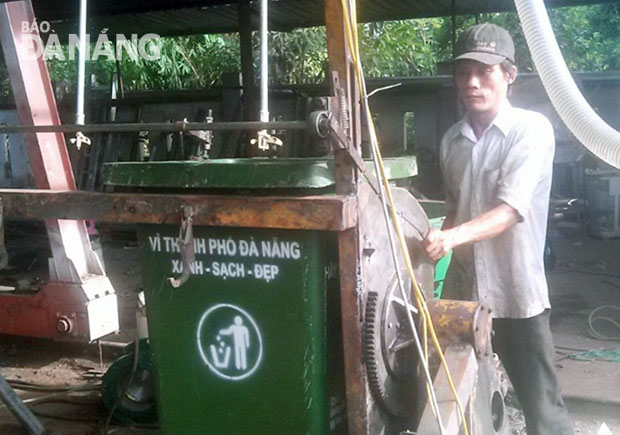 Nghiên cứu chế tạo máy rửa thùng rác tự động của Công ty CP Chế tạo máy và thiết bị công nghiệp miền Trung. Ảnh: THANH THẢO