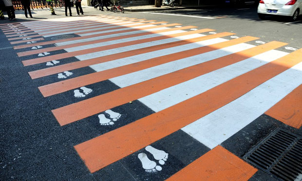 Vạch vôi ở Shenyang (Trung Quốc) với hàng loạt dấu chân trần mang tới thông điệp cho mọi người rằng “hãy băng qua đường một cách an toàn”.