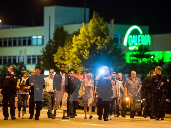 Người dân được sơ tán khỏi hiện trường vụ xả súng ở Munich tối 22/7. (Ảnh: AFP/TTXVN)