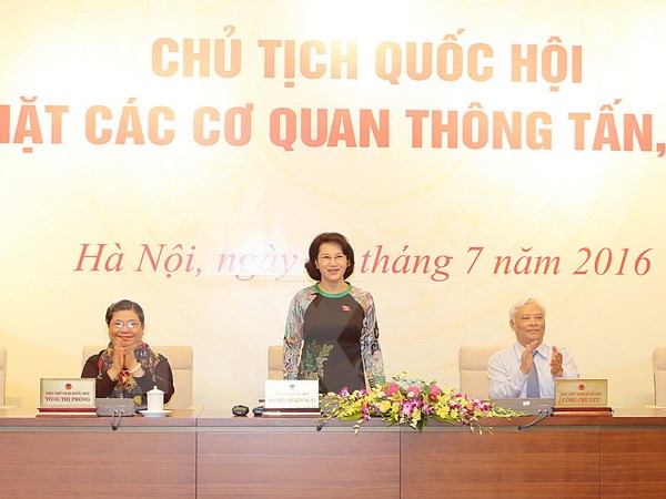Chủ tịch Quốc hội Nguyễn Thị Kim Ngân trả lời câu hỏi của các phóng viên. (Ảnh: TTXVN)