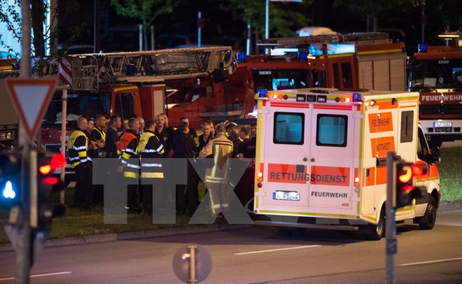 Lực lượng cứu hộ làm nhiệm vụ tại hiện trường vụ xả súng ở Munich tối 22/7. (Nguồn: EPA/TTXVN)