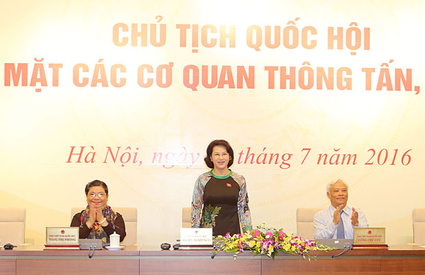 Chủ tịch Quốc hội Nguyễn Thị Kim Ngân trả lời câu hỏi của các phóng viên.                  Ảnh: TTXVN