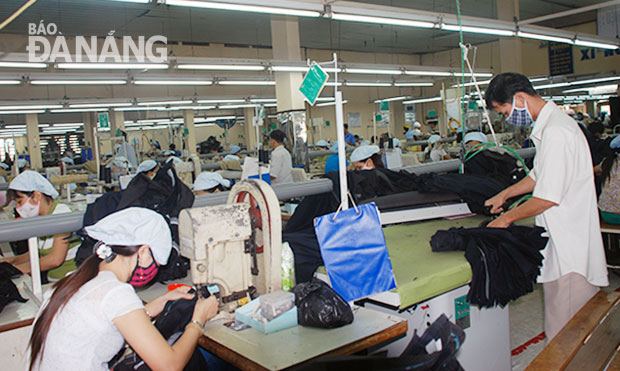 Khi FTA giữa Việt Nam và Liên minh châu Âu (EU) có hiệu lực từ năm 2018, nhiều mặt hàng xuất khẩu của Việt Nam như dệt may, da giày, thủy sản... sẽ có cơ hội giảm thuế về 0% trong vòng 3-7 năm.      Ảnh: DUYÊN ANH