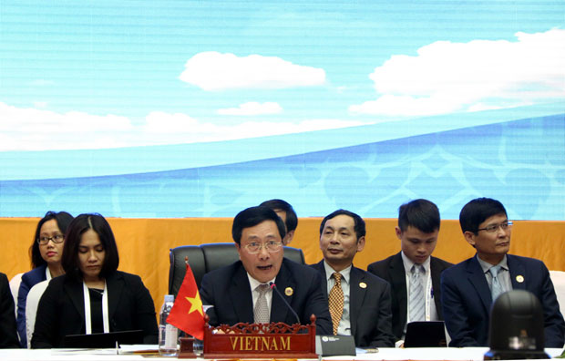 Đoàn Việt Nam do Phó Thủ tướng, Bộ trưởng Ngoại giao Phạm Bình Minh làm trưởng đoàn tham dự Hội nghị Bộ trưởng Ngoại giao ASEAN lần thứ 49 và các hội nghị liên quan. 						  Ảnh: TTXVN