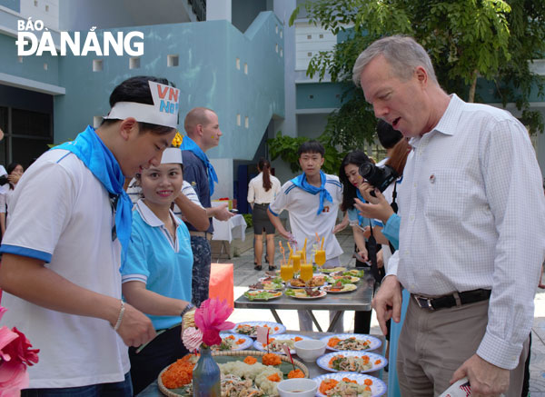 Đại sứ Hoa Kỳ Ted Osius tham gia làm giám khảo cuộc thi nấu ăn tại Trường Sky - Line. Ảnh: KHANG NINH