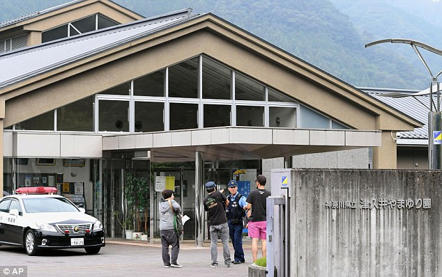Nhân viên của trung tâm Tsukui Yamayuri đã gọi điện báo cảnh sát về vụ việc. (ảnh: AP).