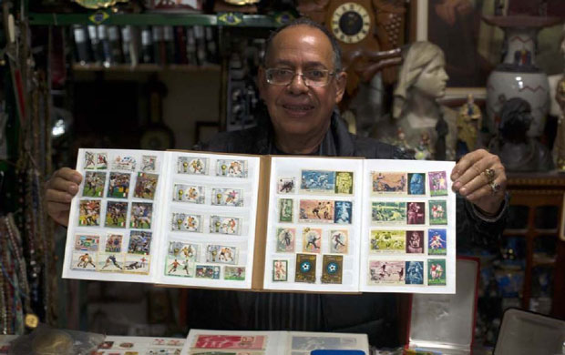 Ông Franca và bộ sưu tập tem quý giá. 