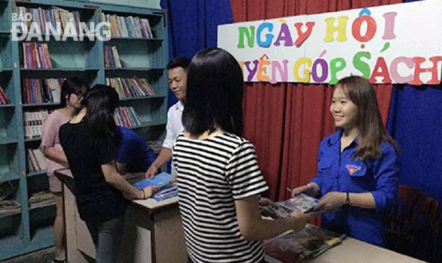 Ngày hội quyên góp sách của thôn Quang Châu thu hút hơn 40 bạn thanh thiếu nhi địa phương tham gia. Ảnh: H.Â