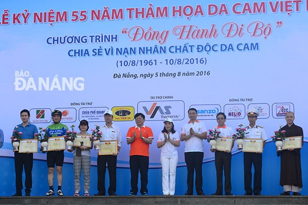 Phó Bí thư Thường trực Thành ủy Võ Công Trí  và Phó Chủ tịch UBND thành phố Hồ Kỳ Minh tặng hoa cho các nhà hảo tâm.