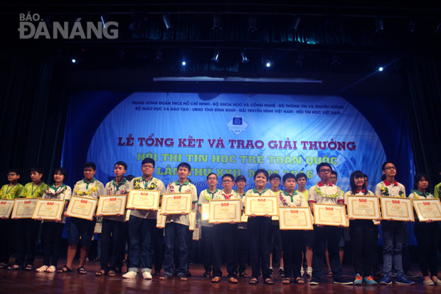 Thí sinh nhận giải trong lễ bế mạc tối ngày 8-8 tại Bình Định. 
