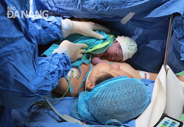 Một trong 3 em bé đầu tiên ra đời bằng thụ tinh trong ống nghiệm tại Bệnh viện Phụ sản-Nhi  Đà Nẵng. 						      Ảnh: THANH TÂN