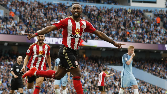 Niềm vui của Defoe sau khi gỡ hòa cho Sunderland. Ảnh: Reuters