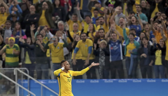 CĐV Brazil chờ đợi Neymar sẽ tỏa sáng. Ảnh: Reuters
