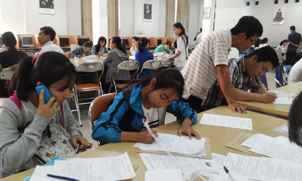 Thí sinh làm thủ tục nhập học sau khi trúng tuyển tại Đại học Ngoại ngữ Đà Nẵng
