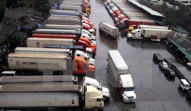 Xe container vận chuyển nông, thổ, sản xuất khẩu chờ thông quan tại Chi cục Hải quan Tân Thanh-Cục Hải quan Lạng Sơn tháng 1/2015. (Ảnh: Hoàng Hùng/TTXVN)