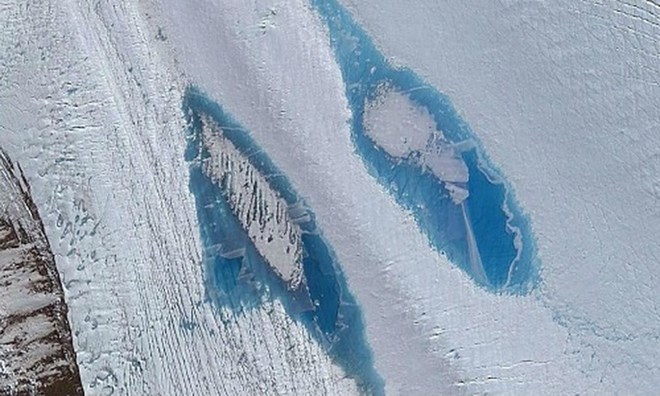 Những hồ nước màu xanh dương trên bề mặt sông băng Nam Cực. (Nguồn: Digital Globe)