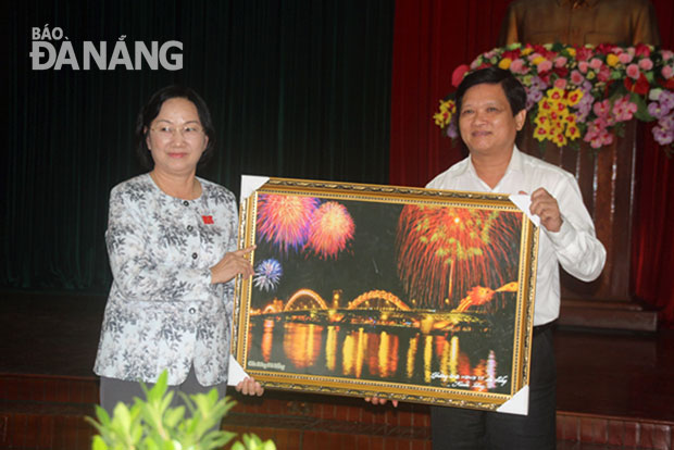 Phó Chủ tịch HĐND thành phố Nguyễn Nho Trung tặng quà lưu niệm Phó Chủ tịch HĐND thành phố Hồ Chí Minh Trương Thị Ánh. Ảnh: NAM BÌNH