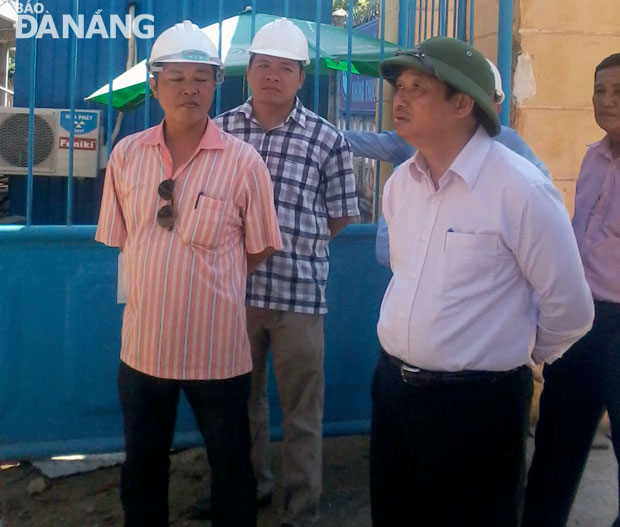 Phó Chủ tịch UBND thành phố Đặng Việt Dũng kiểm tra công trình phòng học được xây mới tại Trường tiểu học Phan Đăng Lưu