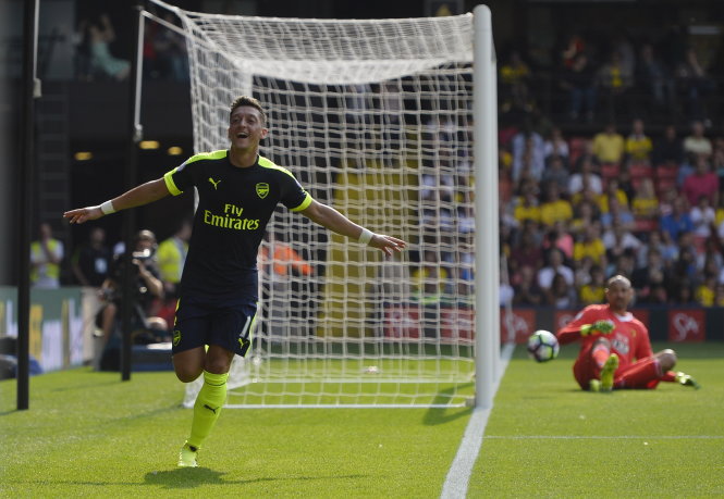 Niềm vui của Ozil sau khi nâng tỉ số lên 3-0 cho Arsenal. Ảnh: Reuters