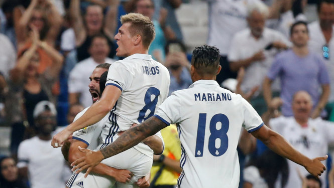 Niềm vui của các cầu thủ Real Madrid sau khi Toni Kroos (số 8) nâng tỉ số lên 2-1. Ảnh: Reuters