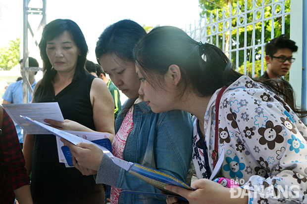 Thí sinh tìm hiểu thông tin về các trường đại học, cao đẳng tại Đà Nẵng để đăng ký xét tuyển trong Ngày hội tuyển sinh 2016 do Đại học Đà Nẵng tổ chức. Ảnh: PHƯƠNG TRÀ