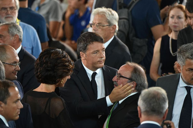 Thủ tướng Matteo Renzi (giữa) cùng nhiều quan chức tham dự lễ tưởng niệm các nạn nhân. Ước tính toàn bộ hoạt động tái thiết sau động đất sẽ tiêu tốn hơn 1 tỷ euro.                  Ảnh: AFP