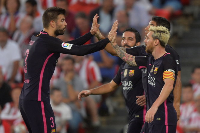 Niềm vui của các cầu thủ Barcelona sau khi Rakitic mở tỉ số. Ảnh: Reuters
