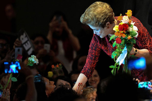 Tổng thống Dilma Rousseff từng được đông đảo dân chúng ủng hộ và gọi là “bà đầm thép” của Brazil.  							                Ảnh: AP