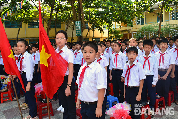 Học sinh Trường THCS Lê Độ, quận Sơn Trà, Đà Nẵng trong giờ chào cờ.
