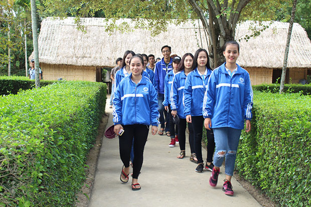 Đội bóng chuyền Đoàn học sinh Đà Nẵng tham dự Hội khỏe Phù Đổng thăm di tích Kim Liên.