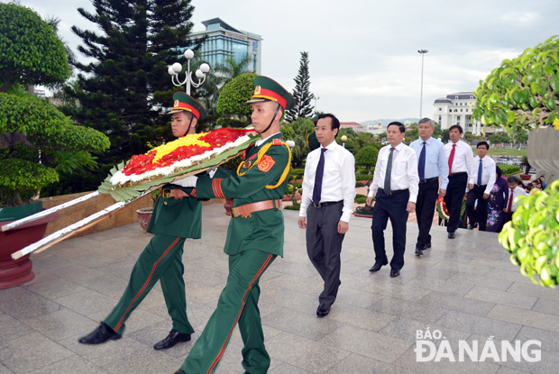 Lãnh đạo thành phố đặt vòng hoa và dâng hương tưởng niệm  các anh hùng, liệt sĩ 