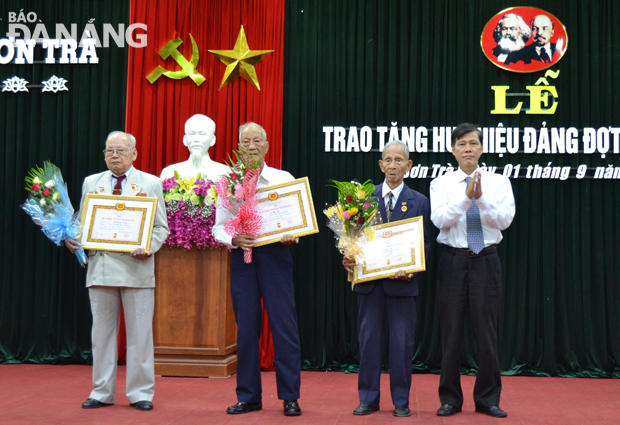 Trưởng ban Dân vận Thành ủy Phạm Quý trao Huy hiệu 70 năm tuổi Đảng cho các đảng viên thuộc Đảng bộ quận Sơn Trà.