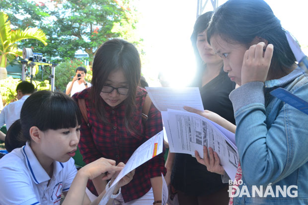 thí sinh tìm hiểu thông tin xét tuyển của các trường thành viên thuộc Đại học Đà Nẵng tại Ngày hội tuyển sinh năm 2016
