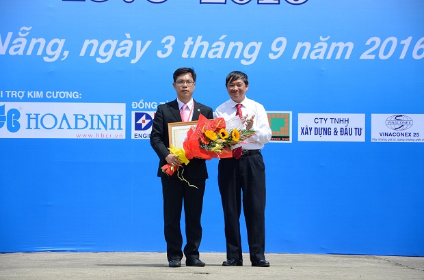 Phó Chủ tịch UBND thành phố Đặng Việt Dũng tặng Bằng khen cho đại diện Khoa Xây dựng Cầu đường.