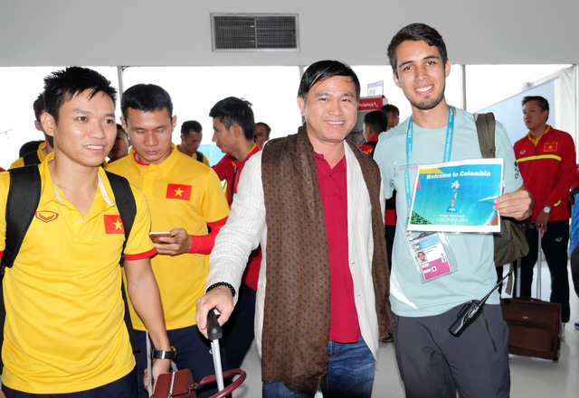 Tình nguyện viên địa phương được FIFA bố trí đón đội ngay khi đội đặt chân đến Colombia
