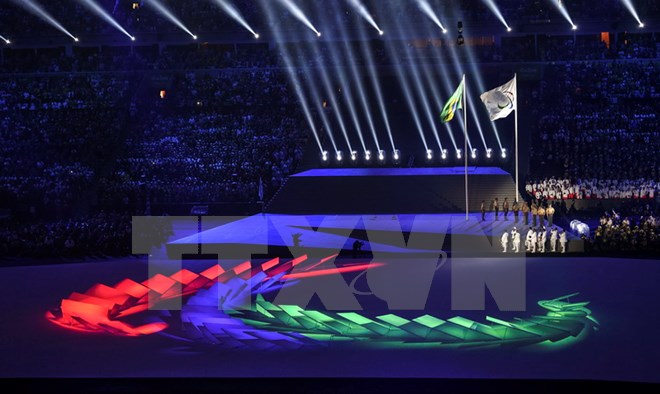 Lễ thượng quốc kỳ nước chủ nhà Brazil và lá cờ truyền thống của Paralympic tại lễ khai mạc Paralympics 2016. (Nguồn: THX/TTXVN)