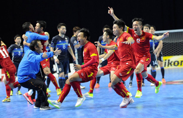 Thời khắc lịch sử khi đội tuyển Futsal Việt Nam đánh bại Nhật Bản và giành quyền vào vòng chung kết Futsal World Cup 2016.                   ảnh: Q.THẮNG