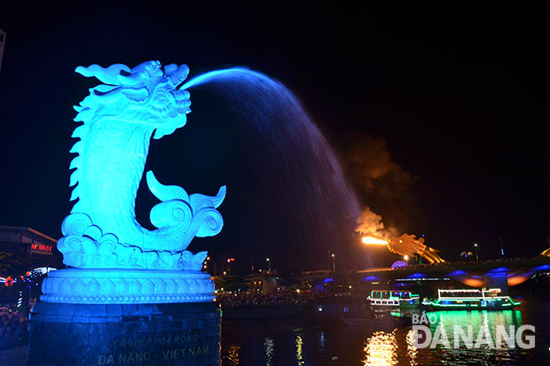 Khu vực bờ đông sông Hàn là một trong những điểm đến hằng đêm của nhiều du khách khi đến Đà Nẵng. Ảnh: MINH TRÍ