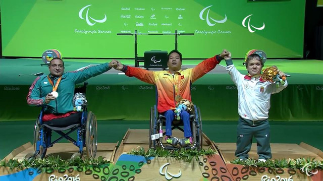 Hành động đẹp của ba vận động viên sau khi giành huy chương